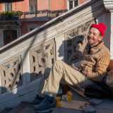 All�inizio per� non � stato facile farsi accettare. �I baresi pensavano che li prendessi in giro e mi mandavano a quel paese � racconta Marco -. Poi per� pian piano hanno cominciato a conoscermi e ora c�� chi viene spontaneamente a salutarmi e a donarmi qualche soldo�